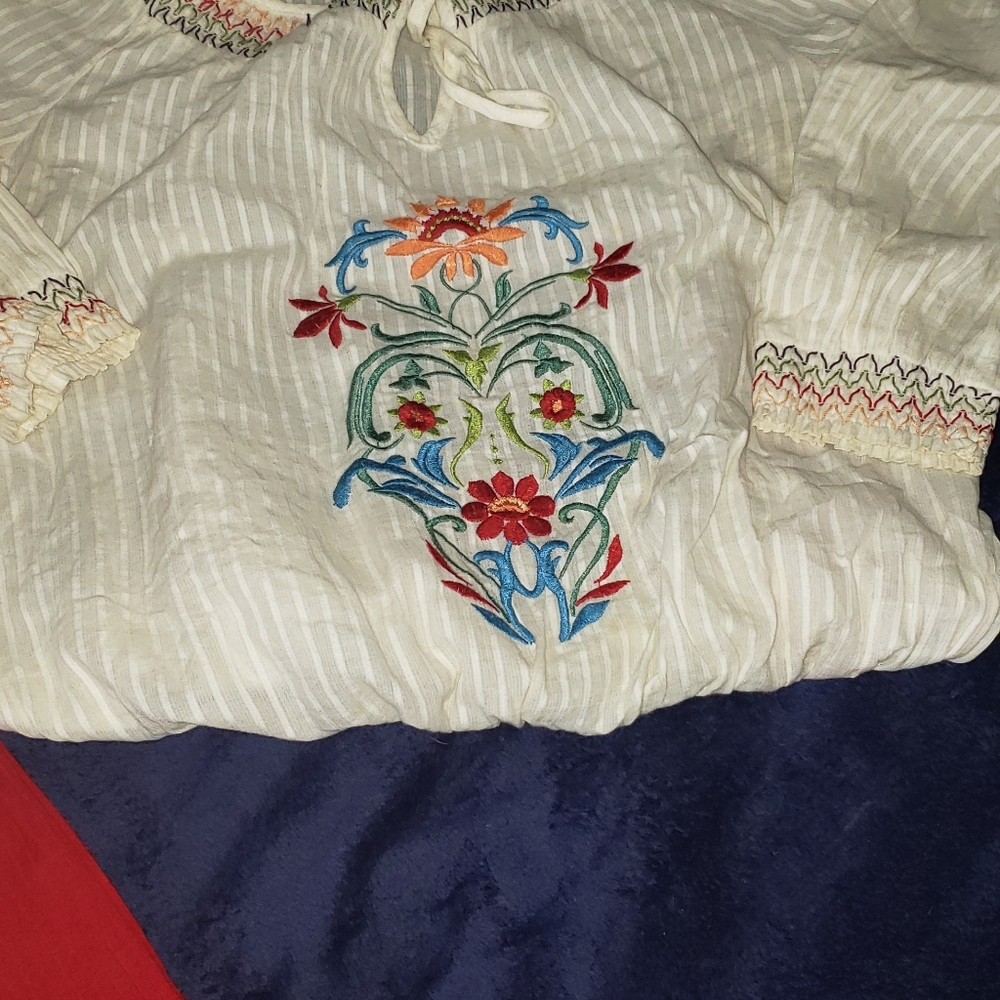 blouse - Picture 3 of 3